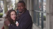 Auf der Flucht vor zwei Männern, läuft Ashley (Katie Lowes) Alec (Aldis Hodge) in die Arme, der die junge Frau ab sofort unter seine Fittiche nimmt Auf der Flucht vor zwei Männern, läuft Ashley (Katie Lowes) Alec (Aldis Hodge) in die Arme, der die junge Frau ab sofort unter seine Fittiche nimmt