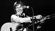 Zu Beginn seiner Karriere tingelt John Denver durch kleine Clubs. Nach dem ersten Plattenvertrag geht es steil bergauf.