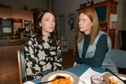 Toni (Olivia Marei, r.) merkt, dass Lilly (Iris Mareike Steen) die Sorge um Julian nicht an sich ranlassen will. Toni (Olivia Marei, r.) merkt, dass Lilly (Iris Mareike Steen) die Sorge um Julian nicht an sich ranlassen will.