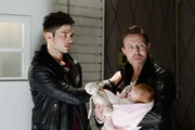 David (Andreas Hofer, r.) will Baby Annabelle (Jamila Sophie Kilic) entführen, wird dabei jedoch von Lukas (Marc Schöttner) ertappt...