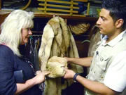 Gabi kann sich nur schwer von Dingen trennen. Wird Sükrü es schaffen, Gabi davon zu überzeugen, die geliebten Erinnerungsstücke wegzugeben? Gabi kann sich nur schwer von Dingen trennen. Wird Sükrü es schaffen, Gabi davon zu überzeugen, die geliebten Erinnerungsstücke wegzugeben?