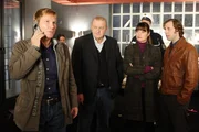 Overbeck (Roland Jankowsky, l.) leitet die Ermittlungen bei einem Raubüberfall. Wilsberg (Leonard Lansink, 2.v.l.), Alex (Ina Paule Klink) und Ekki (Oliver Korittke) schauen fassungslos zu. Overbeck (Roland Jankowsky, l.) leitet die Ermittlungen bei einem Raubüberfall. Wilsberg (Leonard Lansink, 2.v.l.), Alex (Ina Paule Klink) und Ekki (Oliver Korittke) schauen fassungslos zu.