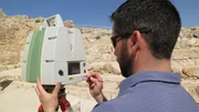 Westjordanland - Adam Barnes bei der Programmierung des C10-Scanners im Herodium, Westjordanland. Westjordanland - Adam Barnes bei der Programmierung des C10-Scanners im Herodium, Westjordanland.