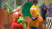 Ernie und Bert müssen schnell herausfinden, wie sie dem kleinen Frosch doch noch zum Sieg verhelfen können. Ernie und Bert müssen schnell herausfinden, wie sie dem kleinen Frosch doch noch zum Sieg verhelfen können.