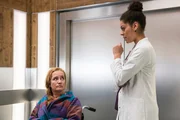 Es scheint doch einen anderen Grund als Suizid zu geben, aus dem Martina so viele Schmerzmittel nimmt. Doch den will sie nicht verraten, denn am Ende glauben ihr die &Auml;rzte sowieso nicht. Vivi kann sie &uuml;berreden ihr von ihrer Krankheitsgeschichte zu erz&auml;hlen. Martina Urbanek (Nadja Engel, l.) und Vivienne Kling (Jane Chirwa, r.)