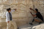 Israel - (Von links nach rechts) Dr. Revital Bookman und Albert Lin untersuchen Sedimentablagerungen in der Lissan-Formation, die seismische Aktivitäten im Laufe der Geschichte aufgezeichnet haben.
