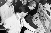 Schah Reza Pahlevi (r.) startet 1967 Irans ersten Atomreaktor. Schah Reza Pahlevi (r.) startet 1967 Irans ersten Atomreaktor.