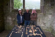 Die Osteoarch&auml;ologen Ciara O'Brian Butler und Richard Madgwick zeigen Alice die menschlichen &Uuml;berreste, die in Tintern Abbey gefunden wurden.