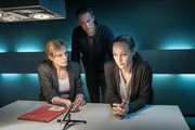 Ina Zimmermann (Melanie Marschke, l.) und Jan Maybach (Marco Girnth, M.) wollen von Carola Müller (Jeanette Hain, r.) wissen, warum sie mit einer falschen Identität lebt. Ina Zimmermann (Melanie Marschke, l.) und Jan Maybach (Marco Girnth, M.) wollen von Carola Müller (Jeanette Hain, r.) wissen, warum sie mit einer falschen Identität lebt.