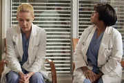 Izzie (Katherine Heigl, l.) sucht Rat bei Bailey (Chandra Wilson, r.) ...