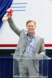 Dennis Foley (Ned Vaughn) bei der feierlichen Schiffstaufe: Das Schiff sollte eigentlich den Namen seiner Frau tragen. Auf dem Schiff steht aber der Name von Dennis' Geliebter