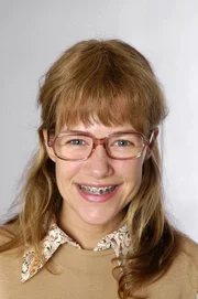 (2. Staffel) - Lisa Plenske (Alexandra Neldel) ist nicht schön, sie sieht sogar unvorteilhaft, zumindest unscheinbar aus. Ihre Eltern lieben sie über alles und haben versucht, ihr alles mitzugeben, was im Leben wichtig ist. Dennoch merkt Lisa früh, dass sie für alles, was anderen zufliegt oder leichter fällt, kämpfen muss. (Dieses Foto von Alexandra Neldel darf nur in Zusammenhang mit der Berichterstattung über die Serie Verliebt in Berlin veröffentlicht und verbreitet werden.)