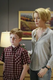 Parker (Zane Huett) besucht zusammen mit Lynette (Felicity Huffman) Mrs. McClusky im Krankenhaus und erzählt ihr, dass er etwas in ihrer Gefriertruhe gefunden hat. Parker (Zane Huett) besucht zusammen mit Lynette (Felicity Huffman) Mrs. McClusky im Krankenhaus und erzählt ihr, dass er etwas in ihrer Gefriertruhe gefunden hat.