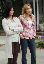 Gabrielle verlangt von Susan (Teri Hatcher, l.) und Lynette (Felicity Huffman, r.) Edie zu meiden, da sie nun mit Carlos zusammen ist. Gabrielle verlangt von Susan (Teri Hatcher, l.) und Lynette (Felicity Huffman, r.) Edie zu meiden, da sie nun mit Carlos zusammen ist.