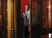 Rick lädt Lynette zu einem Essen in ein Restaurant eines Freundes ein, doch kurz bevor sie gehen wollen, erscheinen Tom (Doug Savant, vorne) und die Kinder (Zane Huett, Shane Kinsman und Brent Kinsman) in der Pizzeria ... Rick lädt Lynette zu einem Essen in ein Restaurant eines Freundes ein, doch kurz bevor sie gehen wollen, erscheinen Tom (Doug Savant, vorne) und die Kinder (Zane Huett, Shane Kinsman und Brent Kinsman) in der Pizzeria ...