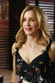 Nimmt eine Einladung von Rick zum Essen an: Lynette (Felicity Huffman). Nimmt eine Einladung von Rick zum Essen an: Lynette (Felicity Huffman).