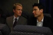 Barney (Neil Patrick Harris, l.) nimmt Ted (Josh Radnor, r.) mit zum Flughafen, weil es dort ganz besonders viele attraktive Frauen geben soll. Tatsächlich macht Barney bald die Bekanntschaft von zwei netten Mädels, die auf dem Weg nach Philadelphia sind. Ehe sich Ted versieht, sitzen er und Barney ebenfalls im Flieger ...