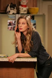 Mit seinen Freunden geht Ted die Bekanntschaften der letzten Jahre durch und entscheidet sich dann für Natalie (Anne Dudek) ...