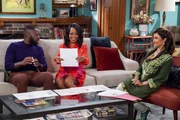 (v.l.n.r.) Malcolm Butler (Sheaun McKinney); Tina Butler (Tichina Arnold); Suraya (Anjali Bhimani)