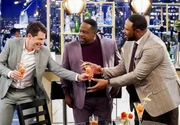 (v.l.n.r.) Dave Johnson (Max Greenfield); Calvin Butler (Cedric the Entertainer); Jerome Bettis (Jerome Bettis)