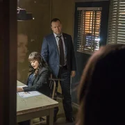 Baez (Bridget Moynahan, l.) und Danny (Donnie Wahlberg, r.) lassen nicht locker, als ein Polizist angeschossen wird. Ein Fall von Vergeltung?