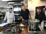 Ein Sternekoch auf Spurensuche: Frank Rosin (M.) räumt auf in der "Bürgerstube Lambrecht" in der Pfalz, doch er hat nur einige Tage Zeit, das Restaurant wieder auf Vordermann zu bringen ...