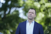 Danny (Donnie Wahlberg) ist nicht mehr der gleiche Cop, der er einmal war: Am Grab seines verstorbenen Bruders Joe, fängt Danny plötzlich an, seinen Job als Polizist in Frage zu stellen ...