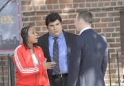 Die Aufklärung des Mordes an einer älteren Dame erweist sich für Danny (Donnie Wahlberg, r.) als äußerst zäh. Bandenanführerin Roxy (Felecia Pearson, l.) ist absolut nicht gut auf Cops zu sprechen und wird dazu noch von "Fat Boy" (Michael Barra, M.) verteidigt ... Die Aufklärung des Mordes an einer älteren Dame erweist sich für Danny (Donnie Wahlberg, r.) als äußerst zäh. Bandenanführerin Roxy (Felecia Pearson, l.) ist absolut nicht gut auf Cops zu sprechen und wird dazu noch von "Fat Boy" (Michael Barra, M.) verteidigt ...