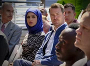 Fatima Namazi (Medalion Rahimi, l.); G. Callen (Chris O'Donnell, r.)