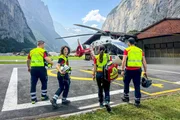 Mona mittendrin. Air-Glaciers im Einsatz - Rettung aus der Luft. Klaus Müllener, Rettungssanitäter, Mona Vetsch, Bettina Eberle, Notärztin, Arno Parli, Pilot. Mona mittendrin. Air-Glaciers im Einsatz - Rettung aus der Luft. Klaus Müllener, Rettungssanitäter, Mona Vetsch, Bettina Eberle, Notärztin, Arno Parli, Pilot.