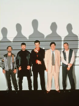 Nach einem Raub&uuml;berfall werden die vorbestraften Kleinkriminellen Todd Hockney (Kevin Pollak, 1. v. li.), McManus (Stephen Baldwin, 2. v. li.), Fenster (Benicio Del Toro, 3. v. li.), Dean Keaton (Gabriel Byrne, 4. v. li.) und Roger "Verbal" Kint (Kevin Spacey) verhaftet. Im Gef&auml;ngnis werden sie zu Komplizen.