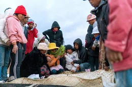 Ein Dorf feiert Famadihana: Die rituelle Umbettung der Toten auf Madagaskar.