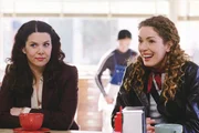Als Rory wegen eines besonderen Essens nicht zum Freitagsdinner mitkommen kann, will Emily Lorelei (Lauren Graham, l.) verkuppeln, doch diese befindet sich bereits in einem Gef&uuml;hlschaos, das auch durch die R&uuml;ckkehr von Lukes Ex Rachel (Lisa Ann Hadley, r.) nicht unbedingt besser wird ...
