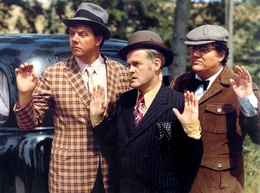 Egon Olsen (Ove Sprog&oslash;e, Mitte) und seine Kumpanen Benny (Morten Grunwald, li.) und Kjeld (Poul Bundgaard) geben sich geschlagen. ARD/DEGETO - honorarfrei fuer Ankuendigungen und Veroeffentlichungen im Zusammenhang mit genannter Sendung bei Nennung: ARD/DEGETO (S 2), Presse und Programmbetreuung (069) 1509-334 oder -335