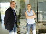 Nach Jahren im Ausland kehrt Thomas Stickler, Sohn eines Weinbauern, in seine österreichische Heimat zurück und erbt nach dem plötzlichen Tod des Vaters den Familienbetrieb. Nicht zum Wohlgefallen aller Beteiligten, denn zu lange war Thomas weg, um nun einfach als zugehörig akzeptiert zu werden. Nicht zuletzt seine Schwester Andrea und ihr Mann, Bürgermeister Plattner, fühlen sich übergangen – sind doch die Sticklerschen Weingärten seit Jahren an Plattner verpachtet. Das burgenländische Rust mit den umliegenden Winzerhöfen und Weinbergen ist Hauptschauplatz der neuen Serie. Mit Carin C. Tietze als Ehefrau, Britta Hammelstein als Tochter, Katharina Stemberger als Schwester, Stefan Fleming als Schwager und Gegenspieler, Christine Ostermayer als Mutter, Wolfgang Hübsch als Großwinzer und Mentor sowie Susanne Michel als Keller- und Lehrmeisterin Sticklers. Claudia Plattner (Susanne Michel, r.) und Thomas Stickler (Harald Krassnitzer, l.) besichtigen ein hochmodernes Weingut. Weiteres Bildmaterial finden Sie unter www.br-foto.de. Nach Jahren im Ausland kehrt Thomas Stickler, Sohn eines Weinbauern, in seine österreichische Heimat zurück und erbt nach dem plötzlichen Tod des Vaters den Familienbetrieb. Nicht zum Wohlgefallen aller Beteiligten, denn zu lange war Thomas weg, um nun einfach als zugehörig akzeptiert zu werden. Nicht zuletzt seine Schwester Andrea und ihr Mann, Bürgermeister Plattner, fühlen sich übergangen – sind doch die Sticklerschen Weingärten seit Jahren an Plattner verpachtet. Das burgenländische Rust mit den umliegenden Winzerhöfen und Weinbergen ist Hauptschauplatz der neuen Serie. Mit Carin C. Tietze als Ehefrau, Britta Hammelstein als Tochter, Katharina Stemberger als Schwester, Stefan Fleming als Schwager und Gegenspieler, Christine Ostermayer als Mutter, Wolfgang Hübsch als Großwinzer und Mentor sowie Susanne Michel als Keller- und Lehrmeisterin Sticklers. Claudia Plattner (Susanne Michel, r.) und Thomas Stickler (Harald Krassnitzer, l.) besichtigen ein hochmodernes Weingut. Weiteres Bildmaterial finden Sie unter www.br-foto.de.