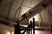 Chad Jenkins schaut durch ein Teleskop im U.S. Naval Observatory.