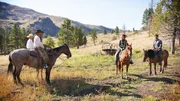Jessica Chobot (2.v.r.) und Phil Torres (r,) interviewen zwei Cowboys auf einer Ranch in Oregon. Jessica Chobot (2.v.r.) und Phil Torres (r,) interviewen zwei Cowboys auf einer Ranch in Oregon.