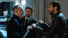 Marcus Jacobson (S&oslash;ren Pilmark, l.), Kommissar Carl M&oslash;rck (Nikolaj Lie Kaas, M.) und Assad (Fares Fares, r.) treffen am Tatort ein.