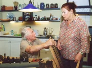 Charlotte (Ursula Karusseit, rechts) läßt ihren ganzen Frust an Friedrich (Fred Delmare) aus und ihm bleibt nichts übrig, als seine geliebte Modelleisenbahn schleunigst aus der heiligen Küche wegzuräumen.