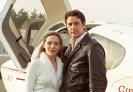 Million&auml;r und Kinderm&auml;dchen Max (Gregor T&ouml;rzs) mit seiner "Chefin" Elena (Julia Stemberger).