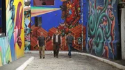 Josh Gates, Mike Lynch und Ken Wilder spazieren durch Sao Paulo, Brasilien, auf dem Weg zu einem Treffen mit einem &ouml;rtlichen Ermittler.