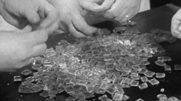 Die auf Tafeln hergestellten Zwiebel-Bonbons müssen zum Schluss noch in Einzelstücke gebrochen werden. Die auf Tafeln hergestellten Zwiebel-Bonbons müssen zum Schluss noch in Einzelstücke gebrochen werden.