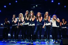 Der Collegeabschluss r&uuml;ckt immer n&auml;her, doch die A-Cappella-Weltmeisterschaft in Kopenhagen fordert fast die gesamte Aufmerksamkeit der Barden Bellas, denn (v.l.n.r.) Cynthia Rose (Ester Dean), Ashley (Shelley Regner), Jessica (Kelley Alice Jakle), Emily (Hailee Steinfeld), Beca (Anna Kendrick), Chloe (Brittany Snow), Stacie (Alexis Knapp), Fat Amy (Rebel Wilson) und Lilly (Hana Mae Lee) wollen unbedingt als erste amerikanische Gruppe bei der Weltmeisterschaft gewinnen ...