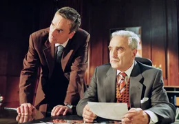 Manfred Helmer (Michael Degen, re.) und sein Sohn Paul (Ingo H&uuml;lsmann) bangen um die Zukunft ihrer Firma.