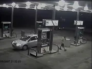 Die Überwachungskamera von Midway Gas zeigt, wie einer der Täter aus dem Auto geht
