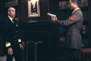 Harmon Rabb Jr. (David James Elliott) und Sarah &bdquo;Mac&ldquo; MacKenzie (Catherine Bell) sind Anw&auml;lte beim Judge Advocate General&rsquo;s Corps der US Navy. Als Milit&auml;rjuristen behandeln die beiden F&auml;lle, die f&uuml;r die US-amerikanische Marine von Belangen sind. Dabei kommt es vor, dass sie sich auch mal einander auf unterschiedlichen Seiten gegen&uuml;berstehen. Im Laufe der Zeit n&auml;hern sich Harm und Mac auch privat an, doch einer Beziehung werden viele Steine in den Weg gelegt. An ihrer Seite arbeitet Bud Roberts (Patrick Labyorteux), der sich vor allem durch Loyalit&auml;t gegen&uuml;ber seinen Vorgesetzten auszeichnet. Admiral A.J. Chegwidden (John M. Jackson) erwartet eine solche auch von seinen Untergebenen, zeichnet sich seinerseits aber auch durch hohe Integrit&auml;t aus.
