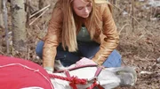 Amy (Amber Marshall) beruhigt das Springpferd Caesar, dass sich im Stacheldraht verfangen hat. Amy (Amber Marshall) beruhigt das Springpferd Caesar, dass sich im Stacheldraht verfangen hat.