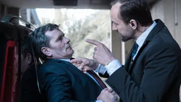 Ein als Chauffeur getarnter Terrorist (Stijn Van Opstal, r.) macht dem belgischen Premierminister (Koen De Bouw) klar, dass es kein Entkommen gibt.