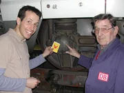 Willi und Hr. Datzer in der Werkstatt für Züge. Er schaut sich heute auf dem Bahnhofsgelände von München um. Willi und Hr. Datzer in der Werkstatt für Züge. Er schaut sich heute auf dem Bahnhofsgelände von München um.