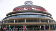 Der moderne Bahnhof der Neubaustrecke Mombasa-Nairobi liegt au&szlig;erhalb in einem Vorort von Mombasa. Die mindestens 3,5 Mrd. Dollar teure Bahn wurde zu 90 Prozent durch chinesische Kredite finanziert, darunter auch die Bahnh&ouml;fe, wie Mombasa Terminus - eine neue Form von Kolonialismus, wie Kritiker meinen.